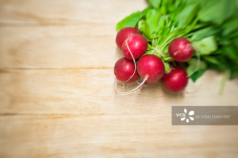 木板上的一束红萝卜图片素材
