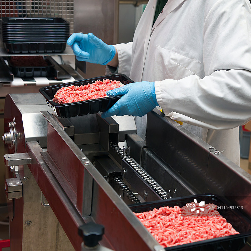 男人在工厂包装肉馅图片素材