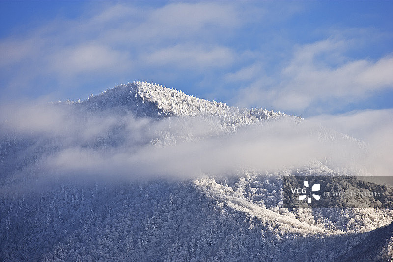 冬季的雾气山脉图片素材
