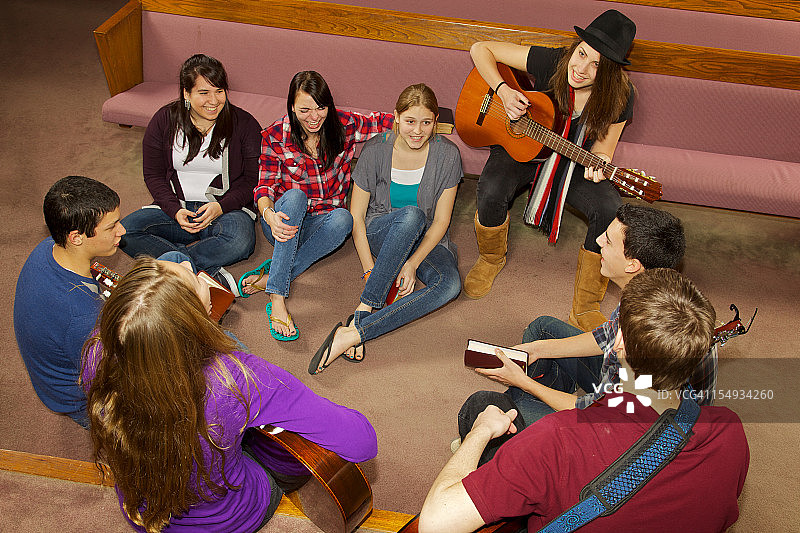 快乐的教会青年团体图片素材