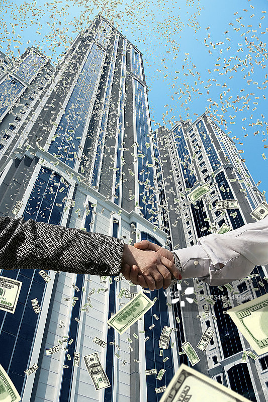 在 falling money 下的握手图片素材
