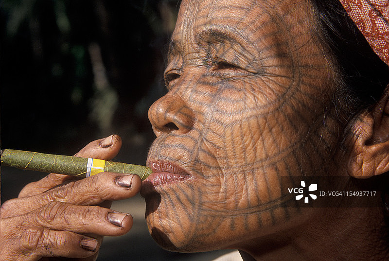 脸上有纹身的部落妇女的侧面照图片素材