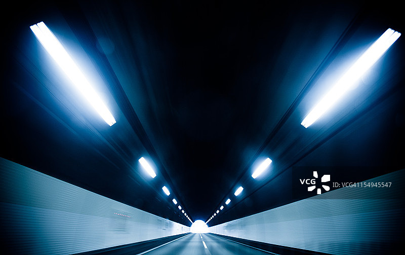 隧道尽头的光线图片素材