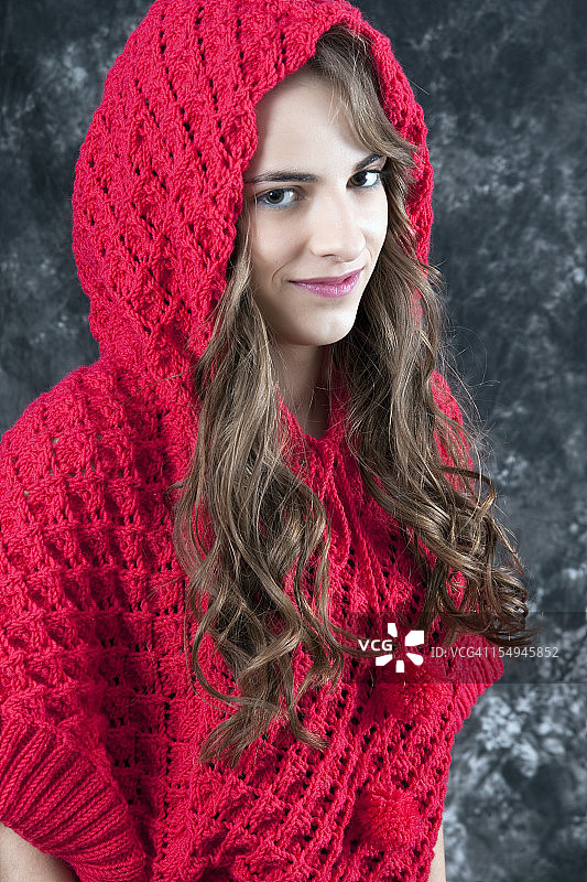 戴红色帽子的年轻女子图片素材