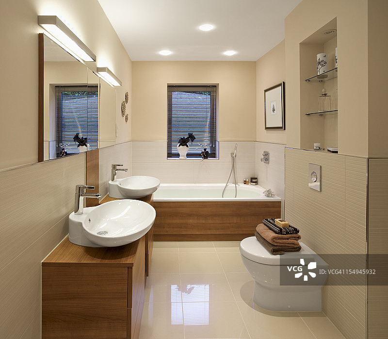 光线充足的豪华浴室，配有双人梳妆台和浴缸图片素材