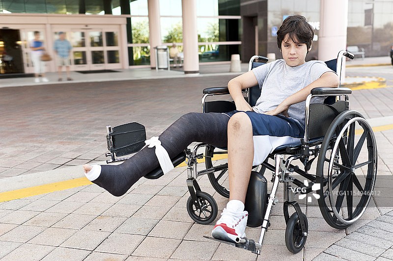 坐在轮椅上的孩子图片素材