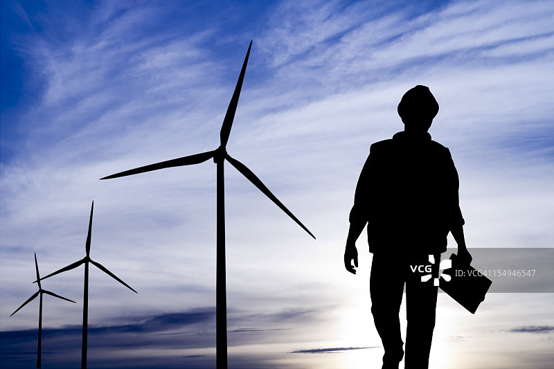 风力涡轮机旁的工程师图片素材