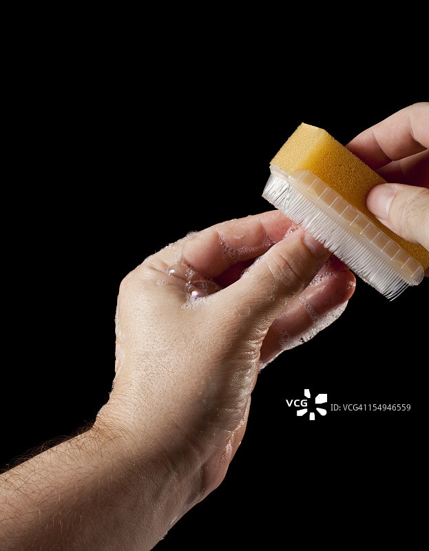 用手术刷和肥皂擦洗指甲图片素材