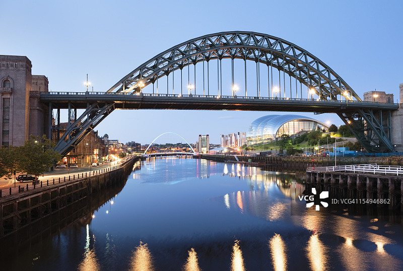纽卡斯尔和盖茨黑德之间的泰恩河上的泰恩桥图片素材