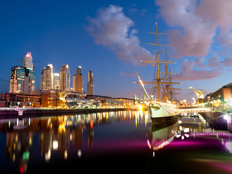 夜晚的马德罗港布宜诺斯艾利斯天际线图片素材