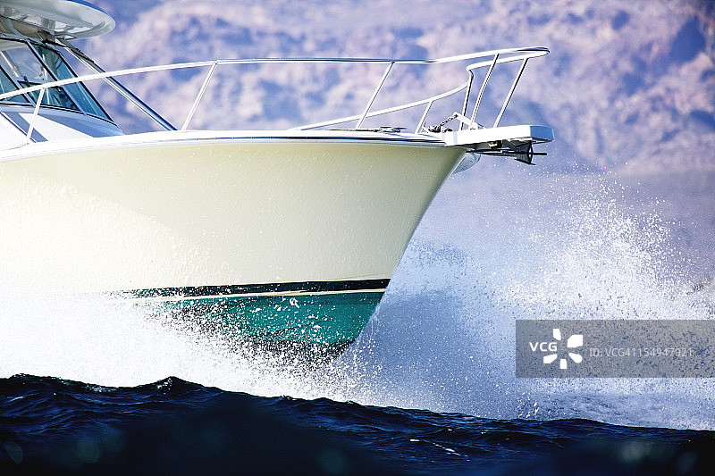 海洋上的高速渔船图片素材