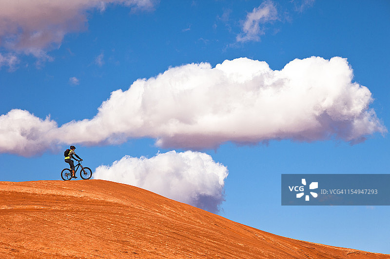 犹他州沙漠中的山地自行车图片素材