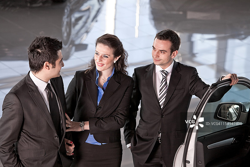 汽车销售员和夫妇买家图片素材