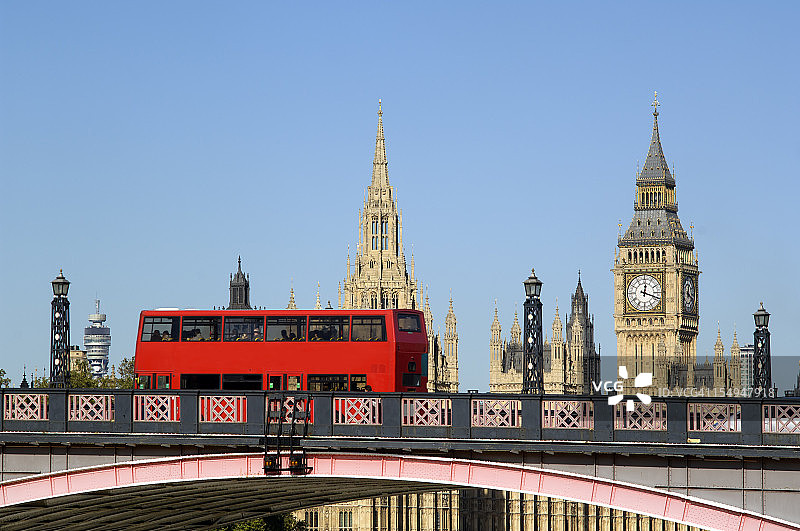 大本钟前的伦敦巴士图片素材
