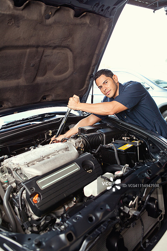 修理工正在修理发动机图片素材