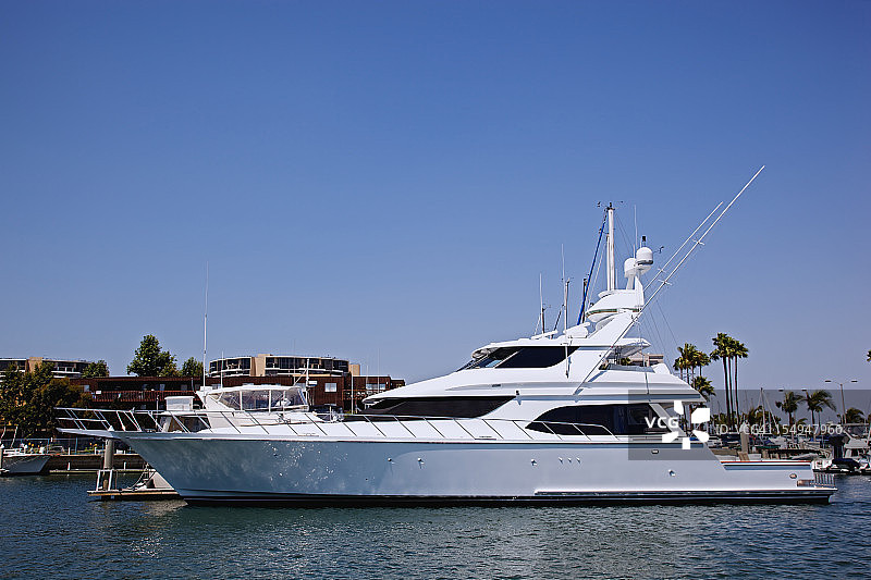 码头里的白色船只图片素材