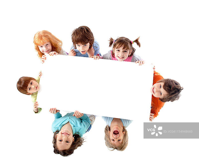 孩子们围成一圈举着空白板图片素材