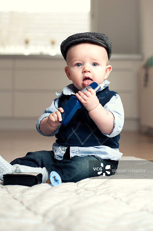 手持手机的男孩图片素材