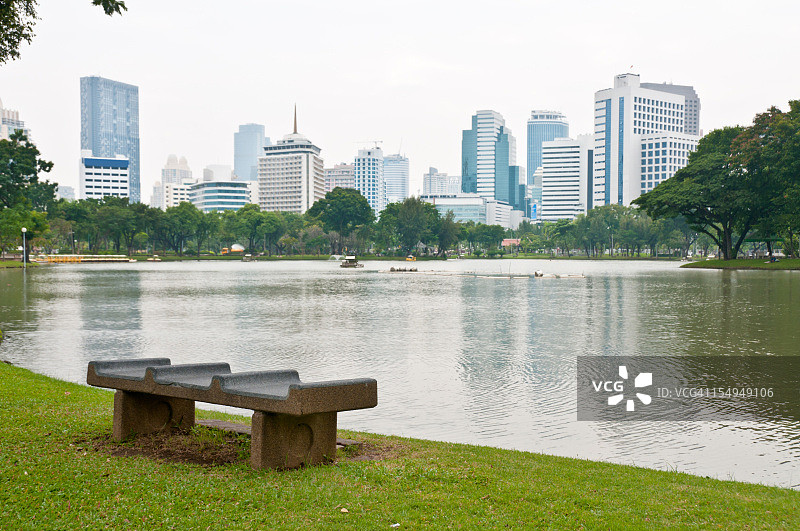 曼谷城市景观：伦披尼公园的湖面倒影图片素材