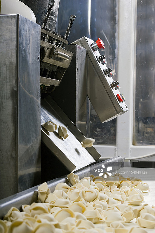 食品工厂的生产线，意大利饺子的准备图片素材