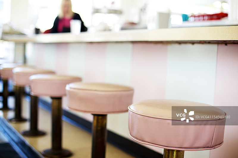 复古冰淇淋苏打水店的凳子图片素材