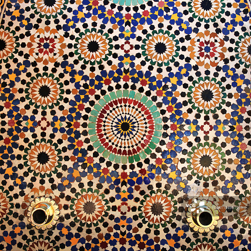 穆罕默德五世陵墓喷泉上的彩色瓷砖，摩洛哥拉巴特图片素材