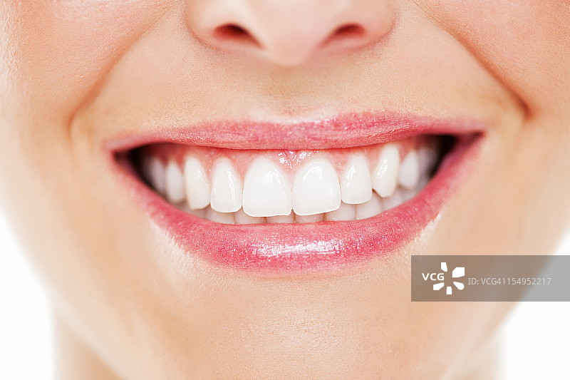 年轻女人的灿烂笑容图片素材
