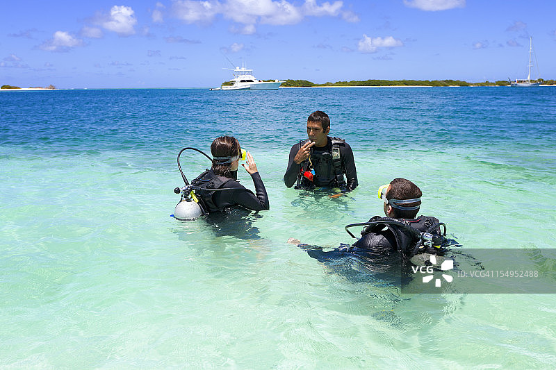 在热带绿松石岛屿潜水训练图片素材