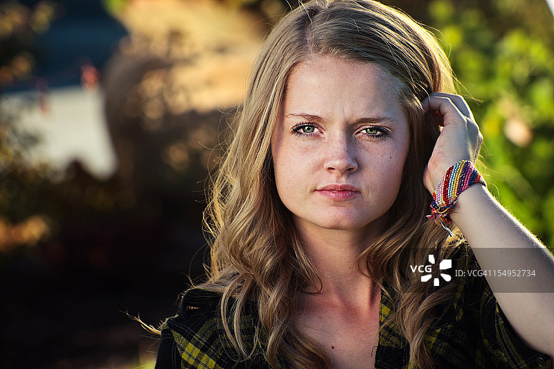 忧心忡忡的少女图片素材