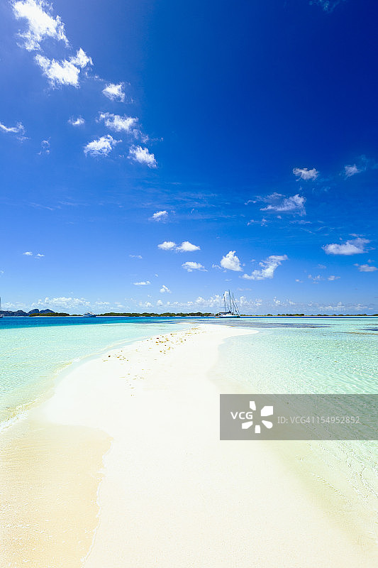 天堂般的热带白色沙滩和碧绿的海滩图片素材