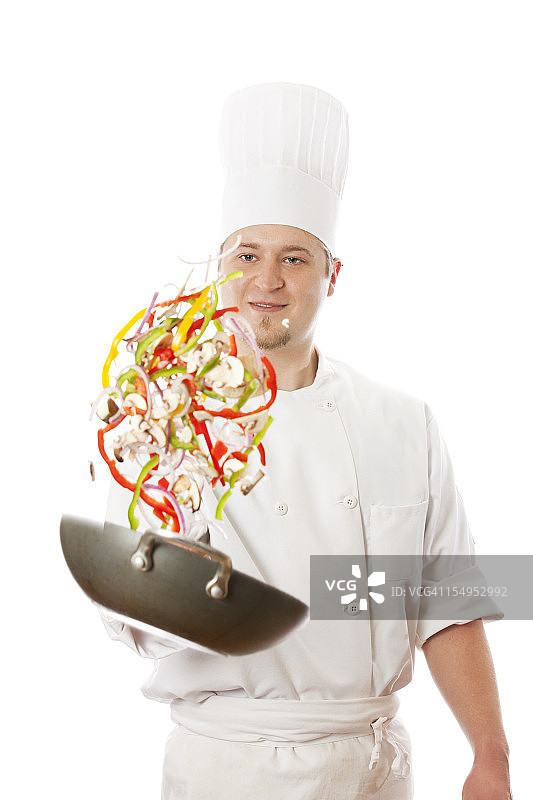 快乐的厨师们在炒锅里翻炒蔬菜图片素材