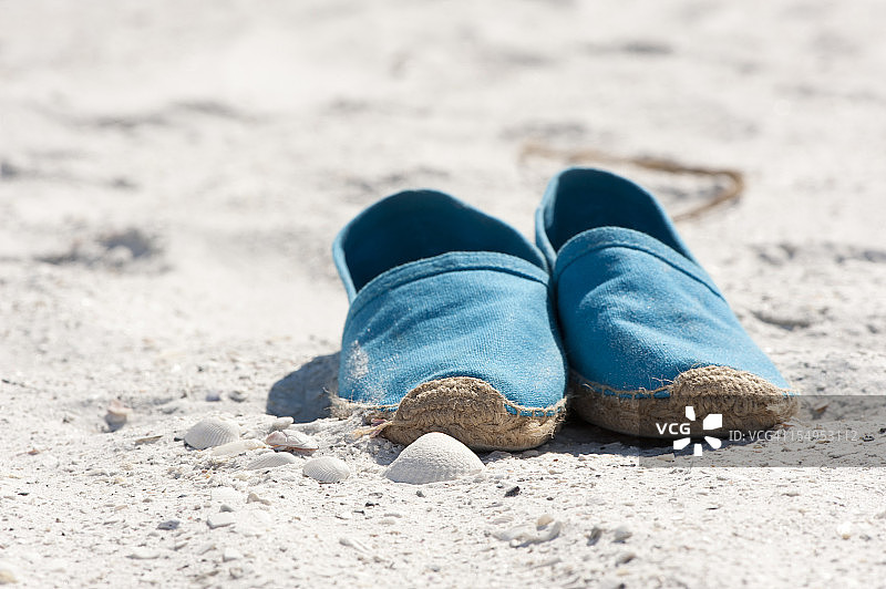 海滩上的蓝色凉鞋图片素材