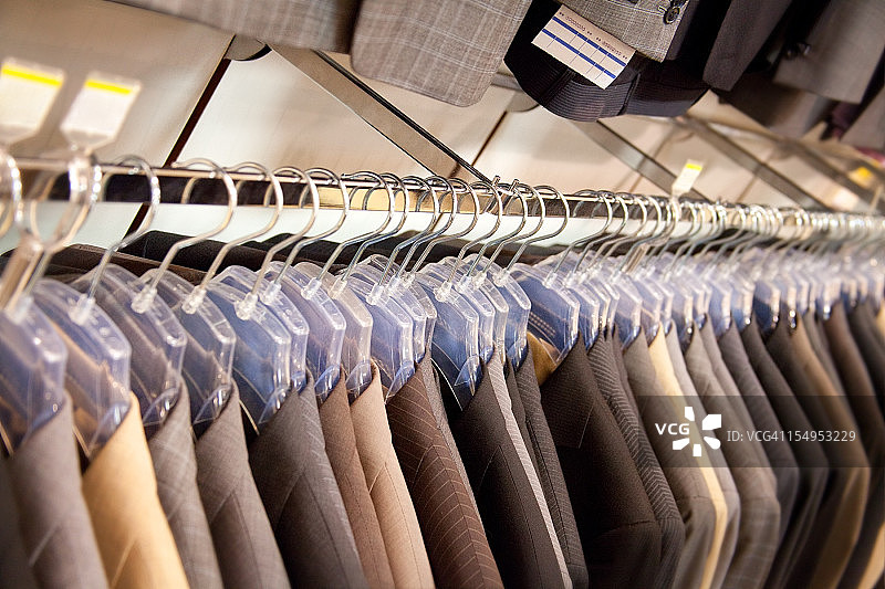 挂在衣架上的商务套装图片素材