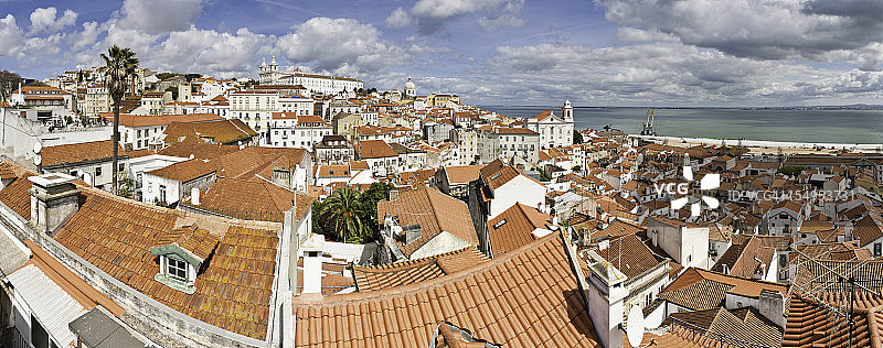 葡萄牙里斯本阿尔法玛陶瓦屋顶图片素材