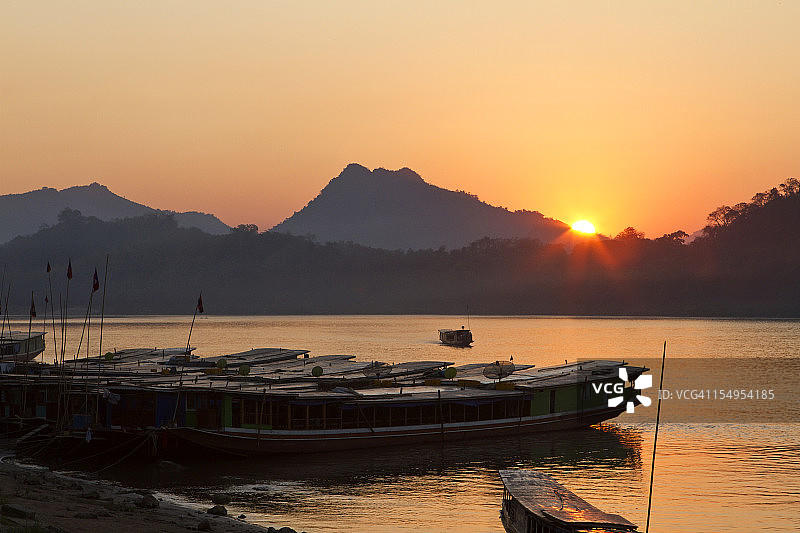 老挝琅勃拉邦湄公河日落图片素材
