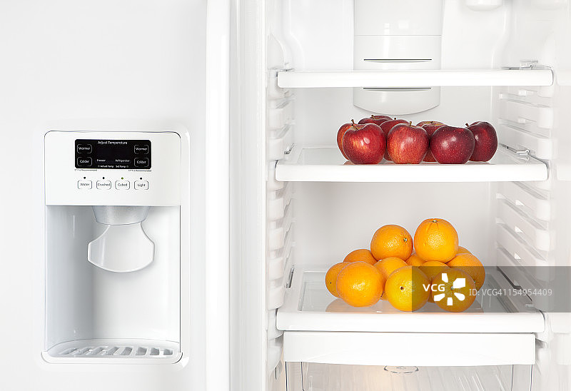 装有苹果和橙子的冰箱图片素材