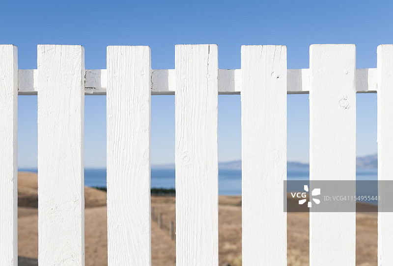 白色油漆的传统木栅栏图片素材