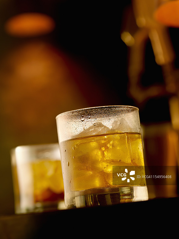 加冰苏格兰威士忌兑水图片素材