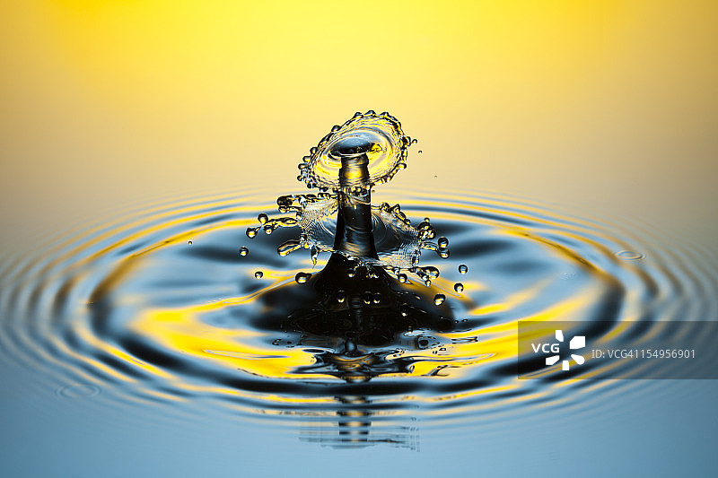 落水飞溅瞬间图片素材