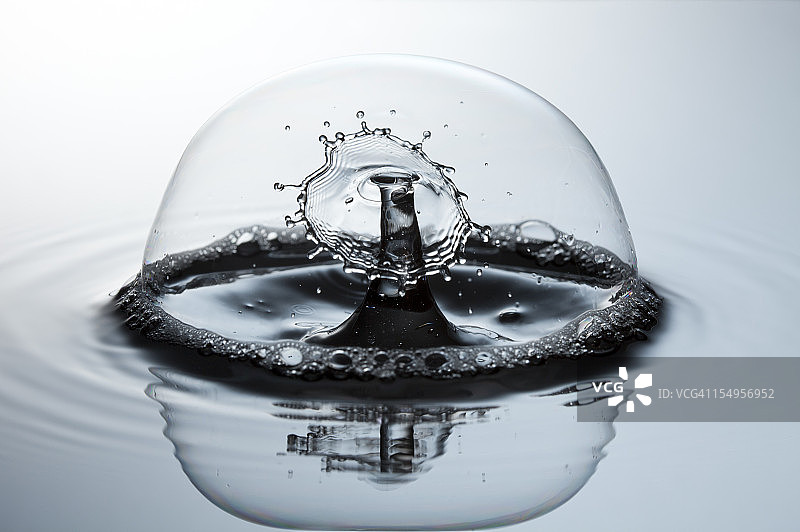气泡中的水滴 - 定格运动图片素材