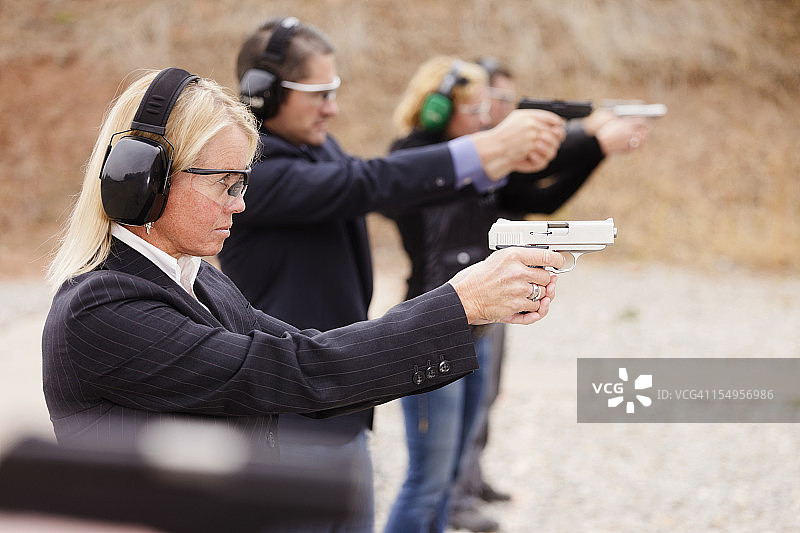 在射击场练习图片素材
