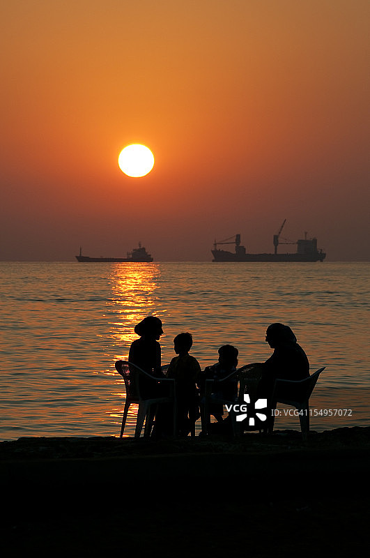 叙利亚塔尔图斯日落下的妇女和儿童图片素材