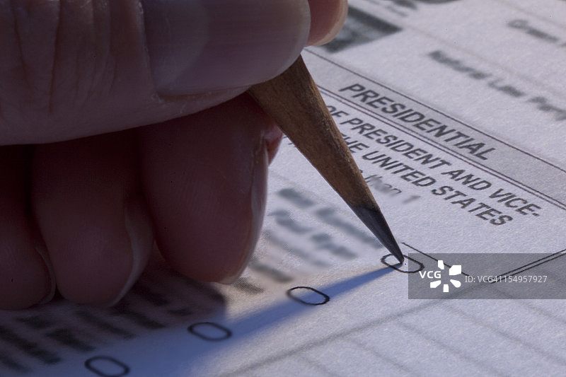 女性选民在总统选举中投票图片素材