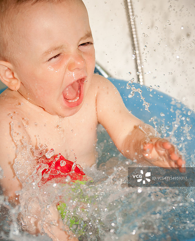 男婴在浴缸里戏水图片素材