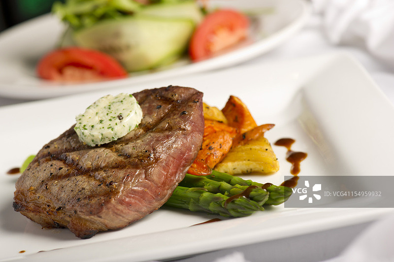 装有烤牛排和沙拉的白色方盘图片素材