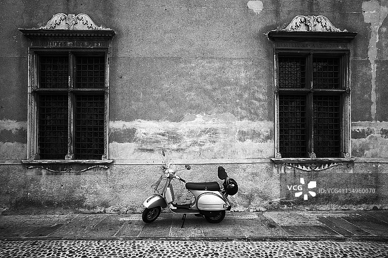 Vespa Piaggio黑白照图片素材