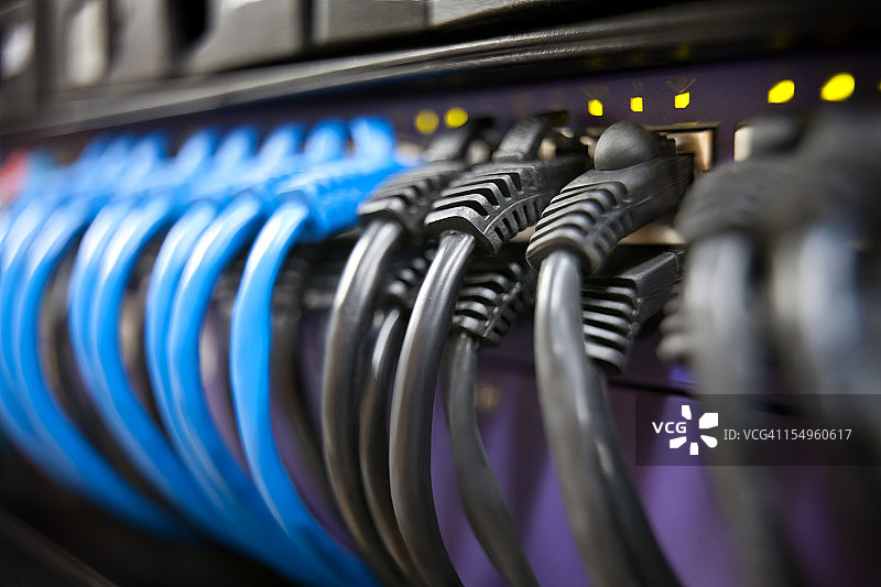 连接到服务器网络面板的电缆特写图片素材