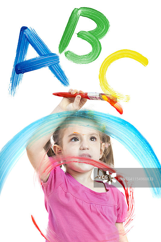 金发小女孩在不同的窗户层上画ABC图片素材