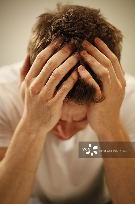 双手抱头的男人图片素材