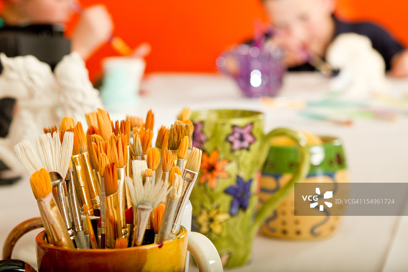 满是画笔的手绘杯子图片素材